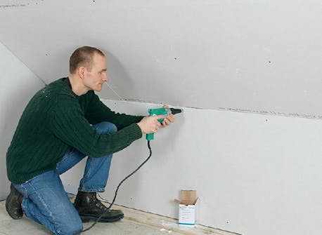 Käyttöullakko: Kipsilevyjen kiinnittäminen Käyttöullakko: Ruuvaa kipsilevyt väliseinään